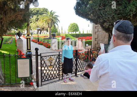 Besucher fotografieren in den Bahai-Gärten, Israel Stockfoto