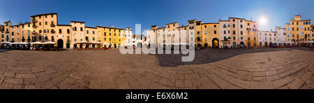 Ein 360° Panorama der elliptischen Form Piazza dell'Anfiteatro in Lucca an einem sonnigen Nachmittag, Toskana, Italien Stockfoto