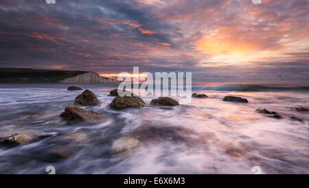 Spektakulären Sonnenaufgang über der Bucht Cuckmere in der südlichen englischen Grafschaft Sussex mit der imposanten Kreidefelsen der die Seve Stockfoto