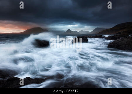 Randalierende Brandung am Strand Elgol mit dem Blick zum Cuillin Hills auf der Isle Of Skye, Schottland, Vereinigtes Königreich Stockfoto