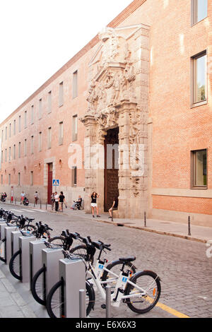 Bicimad öffentliche Bike-sharing-System Parken in Conde Duque Kulturzentrum. Madrid Stockfoto