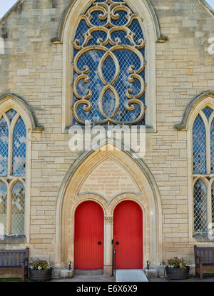 GRANTOWN AUF SPEY INVERALLAN KIRCHE VON SCHOTTLAND AUF GRANT STRAßE FENSTER UND GESCHNITZTEN NACHRICHT DETAIL RUND UM DIE ROTEN TÜREN Stockfoto