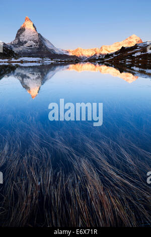 Aufgehenden Sonne über das Matterhorn und seine Spiegelung im See Riffel im Herbst, Zermatt, Wallis, Schweiz Stockfoto