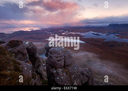 Sonnenaufgang mit dem Blick von Stac Pollaidh über das Naturschutzgebiet Inverpolly mit typischen Sandstein-Formationen im Vordergrund, Stockfoto