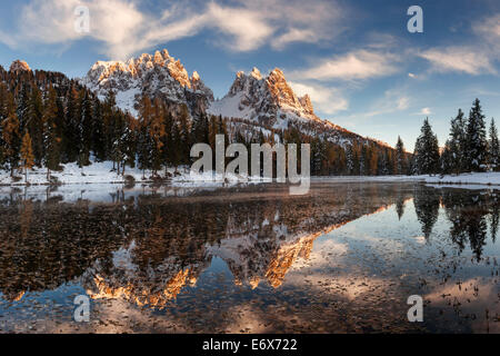 Malerischer Sonnenuntergang über die spiegelglatte Lago de Antorno mit den zahlreichen Gipfeln der Cadini Misurina im Hintergrund, South Tyr Stockfoto