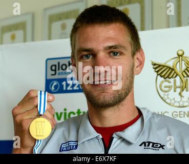 Prag, Tschechische Republik. 1. September 2014. Ondrej Synek, Tschechische Goldmedaillengewinner von World Rowing Meisterschaft 2014 in Amsterdam zeigt seine Medaille während einer Pressekonferenz in Prag, Tschechische Republik, am Montag, 1. September 2014. Bildnachweis: Michal Krumphanzl/CTK Foto/Alamy Live-Nachrichten Stockfoto