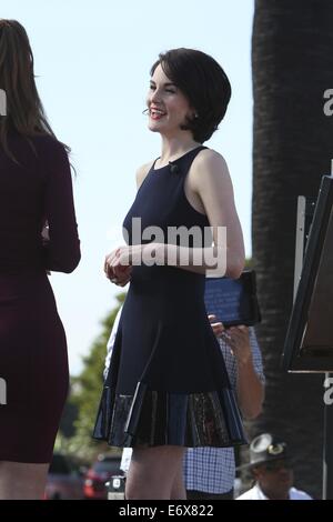 Michelle Dockery in den Universal Studios zu sehen waren, dass sie von Maria Menounos für TV-Show Extra interviewt wurde.  Mitwirkende: Michelle Dockery wo: Los Angeles, California, Vereinigte Staaten von Amerika bei: 24. Februar 2014 Stockfoto