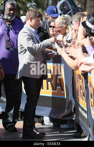 Christian Slater und Steve Zahn in den Universal Studios, wo sie von Maria Menounos für das Fernsehen interviewt werden, gesehen zeigen Extra.  Mitwirkende: Steve Zahn Where: Los Angeles, California, Vereinigte Staaten von Amerika bei: 24. Februar 2014 Stockfoto