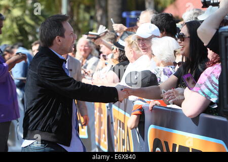 Christian Slater und Steve Zahn in den Universal Studios, wo sie von Maria Menounos für das Fernsehen interviewt werden, gesehen zeigen Extra.  Mitwirkende: Christian Slater wo: Los Angeles, California, Vereinigte Staaten von Amerika bei: 24. Februar 2014 Stockfoto