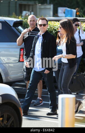 Christian Slater und Steve Zahn in den Universal Studios, wo sie von Maria Menounos für das Fernsehen interviewt werden, gesehen zeigen Extra.  Mitwirkende: Christian Slater wo: Los Angeles, California, Vereinigte Staaten von Amerika bei: 24. Februar 2014 Stockfoto