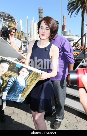 Michelle Dockery in den Universal Studios zu sehen waren, dass sie von Maria Menounos für TV-Show Extra interviewt wurde.  Mitwirkende: Michelle Dockery wo: Los Angeles, California, Vereinigte Staaten von Amerika bei: 25. Februar 2014 Stockfoto