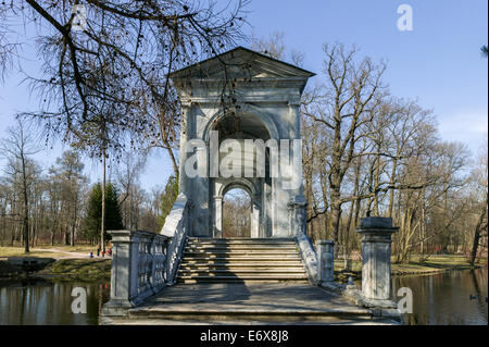 Die sibirischen Marmorgalerie zwischen Swan Inseln Ekaterinensky Park Herbst-Park Stockfoto