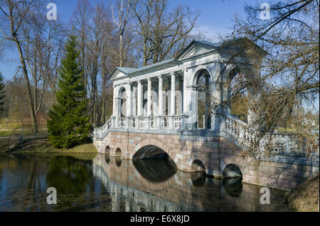 Die sibirischen Marmorgalerie zwischen Swan Inseln Ekaterinensky Park Herbst-Park Stockfoto