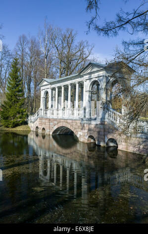 Die sibirischen Marmorgalerie zwischen Swan Inseln Ekaterinensky Park Herbst-Park Stockfoto