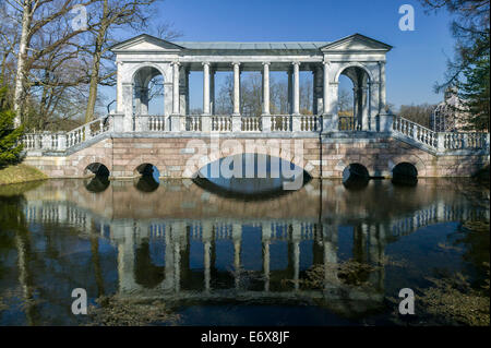 Die sibirischen Marmorgalerie zwischen Swan Inseln Ekaterinensky Park Herbst-Park Stockfoto