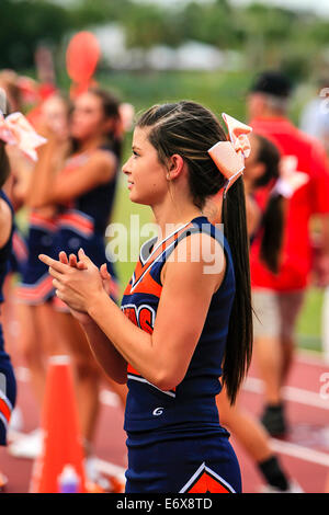 Weibliche Junior Varsity High School Cheerleader steht vor eine Menge fertige rah rah! Stockfoto