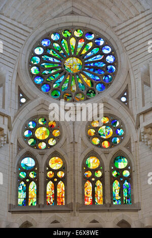 Glasfenster der Sagrada Familia, Heilige Familie Kirche der Versöhnung, von Architekt Antoni Gaudí Stockfoto