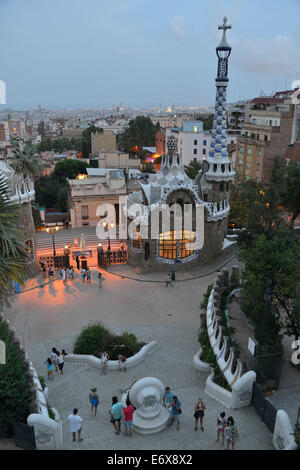 Torhaus am Parc Güell, vom Architekten Antoni Gaudí, UNESCO-Weltkulturerbe, Barcelona, Katalonien, Spanien Stockfoto