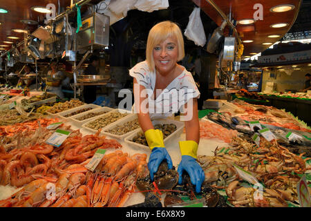 Fischhändler an ihrem Stand in der Markthalle Mercat De La Boquería, auch Mercat de Sant Josep, Barcelona, Katalonien, Spanien Stockfoto