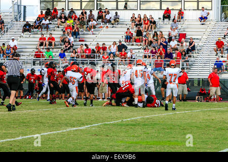 Lemon Bay Junior Varsity High School Fußballmannschaft von Englewood gegen Port Charlotte Piraten HS team Stockfoto