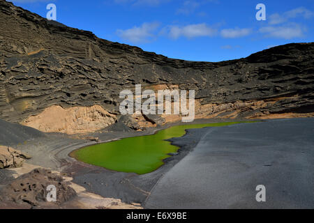 Grüne Lagune, verfärbt Kratersee von Grünalgen, Lavastrand, Charco de Los Clicos in El Golfo, Lanzarote, Kanarische Inseln Stockfoto