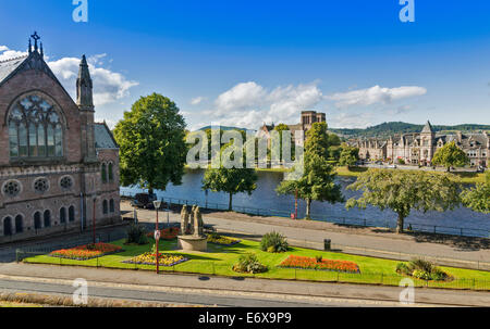 STATUEN DER GLAUBE HOFFNUNG UND LIEBE IN DER NÄHE VON NESS BANK KIRCHE ZENTRALE INVERNESS SCHOTTLAND MIT RIVER NESS UND DOM GEGENÜBERLIEGENDEN Stockfoto