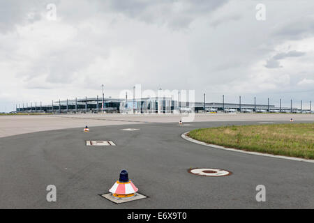 Berlin Brandenburg Airport BER im Bau, Schürze mit Terminalgebäude, Schönefeld, Brandenburg, Deutschland Stockfoto