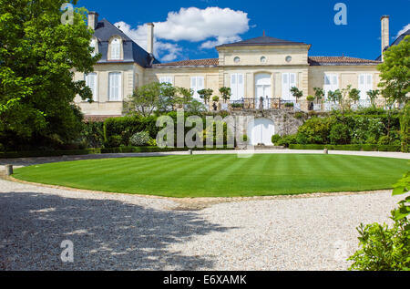 Château Langoa-Barton (auch wo die Château Léoville-Barton Weine gemacht werden) an einem klaren sonnigen Tag Stockfoto