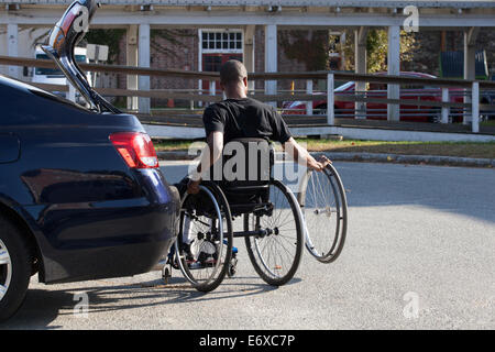 Mann mit spinale Meningitis im Rollstuhl in seinem Fahrzeug zugänglich Stockfoto