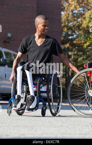 Mann mit spinale Meningitis im Rollstuhl Stockfoto