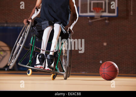 Mann mit spinale Meningitis im Rollstuhl Basketball spielen Stockfoto