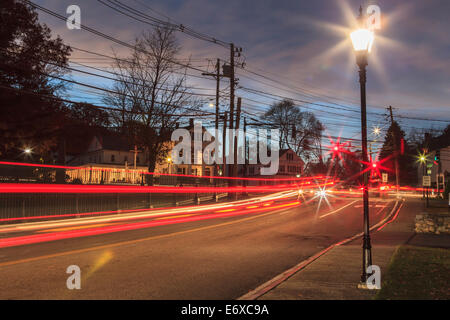 Lichtspuren am Schnittpunkt der Pleasant Street und Route 16, South Natick, Massachusetts, USA Stockfoto