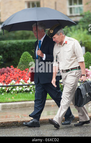 London, UK. 1. September 2014. Verteidigung-Sekretärin Michael Fallon (L) und Chief of Defence Staff General Sir John Nicholas Reynolds Houghton (R) kommen in 10 Downing Street vor Ankündigung des Premierministers im House Of Commons zur Bekämpfung des Terrorismus, auf Montag, 1. September 2014 Credit: Heloise/Alamy Live News Stockfoto