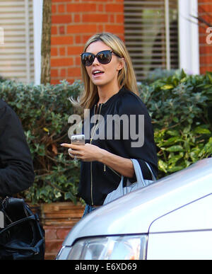 Abbey Clancy verlässt ihre Londoner Wohnung mit Mitgliedern von ihren Brüdern Band, The Razz mit: Abbey Clancy wo: London, Vereinigtes Königreich bei: 26. Februar 2014 Stockfoto