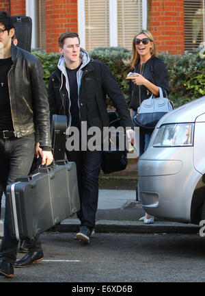 Abbey Clancy verlässt ihre Londoner Wohnung mit Mitgliedern von ihren Brüdern Band, The Razz mit: Abbey Clancy wo: London, Vereinigtes Königreich bei: 26. Februar 2014 Stockfoto