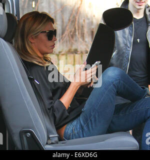 Abbey Clancy verlässt ihre Londoner Wohnung mit Mitgliedern von ihren Brüdern Band, The Razz mit: Abbey Clancy wo: London, Vereinigtes Königreich bei: 26. Februar 2014 Stockfoto