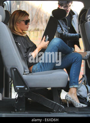 Abbey Clancy verlässt ihre Londoner Wohnung mit Mitgliedern von ihren Brüdern Band, The Razz mit: Abbey Clancy wo: London, Vereinigtes Königreich bei: 26. Februar 2014 Stockfoto