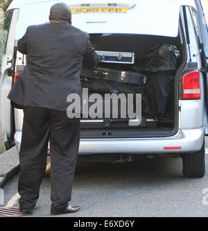 Abbey Clancy verlässt ihre Londoner Wohnung mit Mitgliedern von ihren Brüdern Band, The Razz mit: Atmosphäre wo: London, Vereinigtes Königreich bei: 26. Februar 2014 Stockfoto