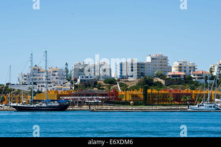 Blick auf Portimao von Ferragudo Algarve Portugal. Stockfoto