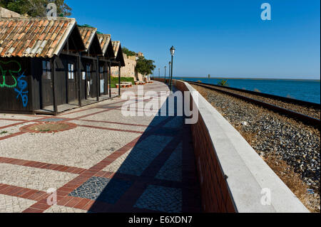 Coastal Bahnlinie außerhalb der alten Stadt am Faro Algarve Portugal. Stockfoto