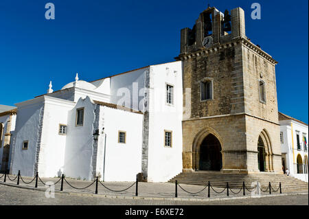 Kathedrale in der Altstadt am Faro Algarve Portugal. Stockfoto