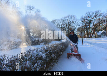 Mann mittleren Alters mit Schneefräse nach Sturm Stockfoto