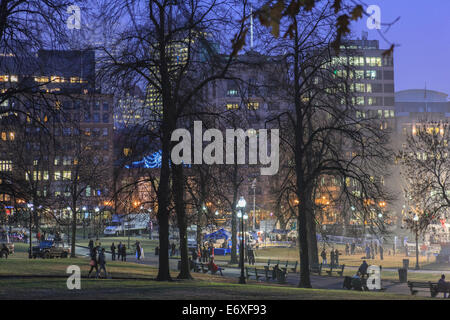 Boston Common und Tremont Street auf Silvester in der Abenddämmerung, Boston, Massachusetts, USA Stockfoto