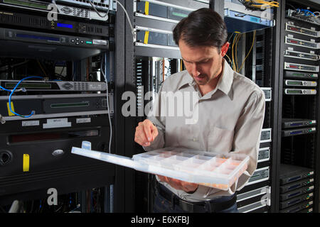 Netzwerktechniker, die Auswahl von Teilen für Koaxialkabel Stockfoto