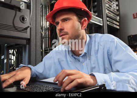 Netzwerktechniker Prüfung Systemkonfiguration über Tastatur Stockfoto