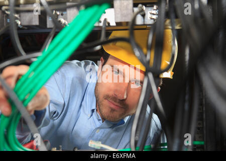 Netzwerktechniker, die Bündelung der Kabel für strukturierte Verkabelung Stockfoto