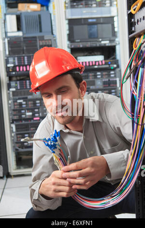 Netzwerktechniker Vorbereitung Glasfaserkabel im Data center Stockfoto