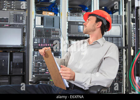 Netzwerktechniker mit Clip Board Überprüfung Kontrollsysteme im Data center Stockfoto