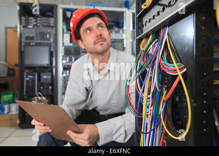 Netzwerktechniker mit Clip Board Überprüfung Kontrollsysteme im Data center Stockfoto