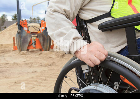 Bauleiter mit Verletzungen des Rückenmarks mit Baum-Spaten Stockfoto